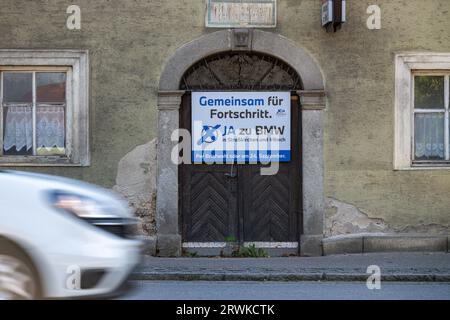 PRODUKTION - 15. September 2023, Bayern, Straßkirchen: Gemeinsam für den Fortschritt - Ja zu BMW in Straßkirchen und Irlbach steht auf einem Poster. Foto: Armin Weigel/dpa Stockfoto