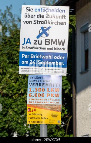 PRODUKTION - 15. September 2023, Bayern, Straßkirchen: Sie entscheiden über die Zukunft von Strasskirchen - Ja zu BMW und es gibt viel Verkehr (t) ist auf Plakaten geschrieben. Foto: Armin Weigel/dpa Stockfoto