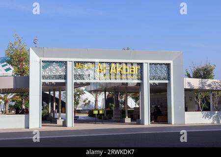 Al-Akbar-Moschee außerhalb des Flughafens YIA, die für die Gottesdienste der Passagiere genutzt wird. Der Yogyakarta International Airport ist eine moderne Einrichtung, die internationale und Stockfoto