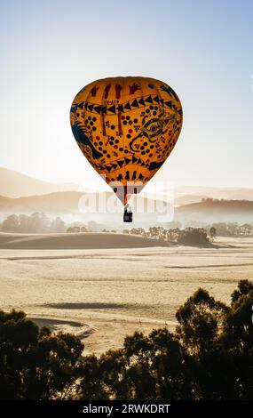 Ein Sonnenaufgang Heißluftballon Flug über das Yarra Valley in Victoria, Australien Stockfoto