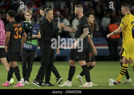 PSG-Trainer Luis Enrique begrüßt Milan Skriniar von der PSG nach dem UEFA Champions League, Gruppe F Fußballspiel zwischen Paris Saint-Germain (PSG) und Borussia Dortmund am 19. September 2023 im Parc des Princes Stadion in Paris, Frankreich Stockfoto