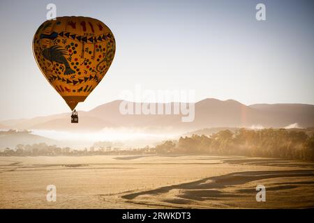 Ein Sonnenaufgang Heißluftballon Flug über das Yarra Valley in Victoria, Australien Stockfoto