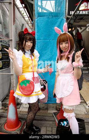 Teenager-Mädchen im Cosplay-Kleid in Harajuku, Japan Stockfoto