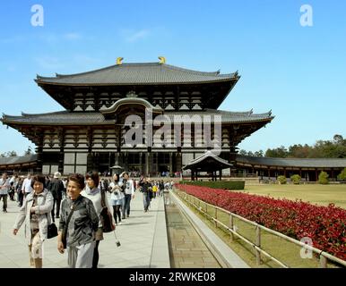 Touristen im Todaiji „Great Eastern Temple“ Stockfoto