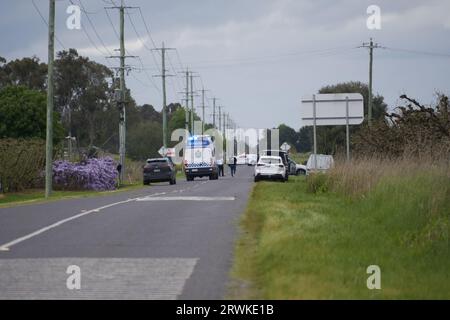 Turnbull Rd Ardmona Victoria, Australien, 20. September 2023. Eine Gruppe von Polizeiautos, die vor dem Gelände markiert und nicht markiert waren, wo der bewaffnete flüchtige Stanley Turvey erschossen wurde. Credit PjHickox/Alamy Live News Stockfoto