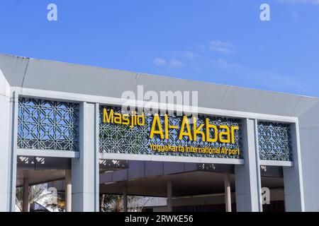 Al-Akbar-Moschee außerhalb des Flughafens YIA, die für die Gottesdienste der Passagiere genutzt wird. Der Yogyakarta International Airport ist eine moderne Einrichtung, die internationale und Stockfoto