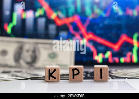 KPI, Key Performance Indicator Concept, kleiner Cube-Block mit Alphabeten, die das Wort KPI in jährlichen Diagramm- und Diagrammberichten erstellen. Stockfoto