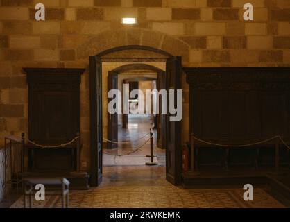 Rhodos, Griechenland - 21. April 2023: Rhodos mittelalterliches Rittermuseum. Details zum Inneren des befestigten mittelalterlichen Palastes Stockfoto