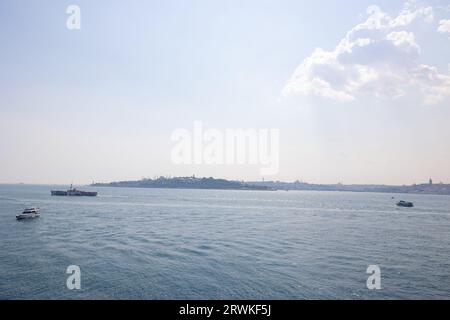 Fähren und Schiffe auf dem bosporus und im Stadtbild von Istanbul. Weitwinkelblick auf Istanbul vom Kiz Kulesi oder Maiden's Tower. Stockfoto