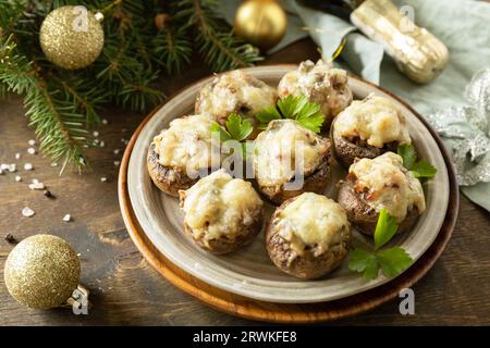 Traditionelles polnisches Weihnachtsgericht auf dem Tisch. Gebackene Pilze, gefüllt mit Fleisch, Speck und Käse. Stockfoto