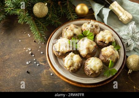 Traditionelles polnisches Weihnachtsgericht auf dem Tisch. Gebackene Pilze, gefüllt mit Fleisch, Speck und Käse. Leerzeichen kopieren. Stockfoto