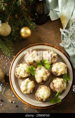 Traditionelles polnisches Weihnachtsgericht auf dem Tisch. Gebackene Pilze, gefüllt mit Fleisch, Speck und Käse. Stockfoto