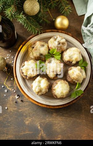 Traditionelles polnisches Weihnachtsgericht auf dem Tisch. Gebackene Pilze, gefüllt mit Fleisch, Speck und Käse. Leerzeichen kopieren. Stockfoto