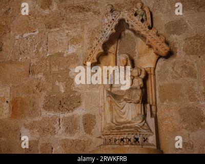 Rhodos, Griechenland - 21. April 2023: Rhodos mittelalterliches Rittermuseum. Details zum Inneren des befestigten mittelalterlichen Palastes Stockfoto