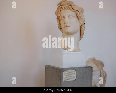 Rhodos, Griechenland - 21. April 2023: Archäologisches Museum von Rhodos-Stadt. Details zu antiken Statuen und anderen Exponaten des Museums Stockfoto