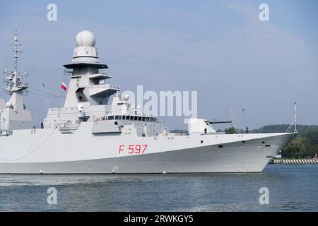 Italienisch ITS Antonio Marceglia F597 A Carlo Bergamini-Klasse Fregatte im Hafen von Gdynia, Polen © Wojciech Strozyk / Alamy Stock Photo Stockfoto