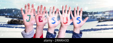 Kinder Hände, Die Das Wort Jesus Bauen, Winterhintergrund Stockfoto