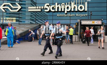 Amsterdam Flughafen Schipol Niederlande 6. Juli 2017, Polizei Marechaussee am Eingang Schiphol, beschäftigte Menschen während der Sommerferien Schiphol Flughafen Amsterdam Niederlande, niederländische Polizei Marechaussee Stockfoto