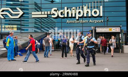 Amsterdam Flughafen Schipol Niederlande 6. Juli 2017, Polizei Marechaussee am Eingang Schiphol, beschäftigte Menschen während der Sommerferien Schiphol Flughafen Amsterdam Niederlande, niederländische Polizei Marechaussee Stockfoto