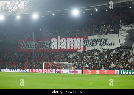 ROTTERDAM, NIEDERLANDE - 19. SEPTEMBER: Fans von Feyenoord mit Banner während der UEFA Champions League 2023/2024 - Gruppe E Spiel von SC Feyenoord und CE Stockfoto