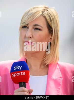 London, Großbritannien. August 2023 - West Ham United gegen Chelsea - Premier League - London Stadium. Sky Sports-Moderatorin Kelly Cates während des Spiels der Premier League im London Stadium, London. Picture Credit: Mark Pain/Alamy Live News Stockfoto