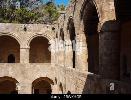 Rhodos, Griechenland - 21. April 2023: Antike Ruinen im Archäologischen Museum von Rhodos-Stadt. Schöne alte Säulen im Museum und Sonnenlicht Stockfoto