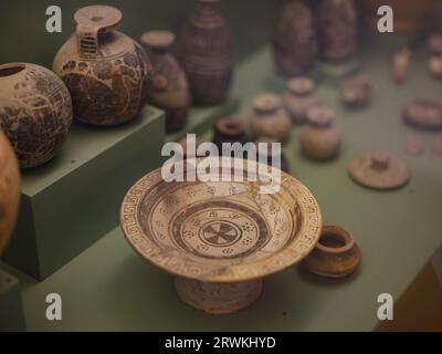 Rhodos, Griechenland - 21. April 2023: Archäologisches Museum von Rhodos-Stadt. Details zu antiken Statuen und anderen Exponaten des Museums Stockfoto