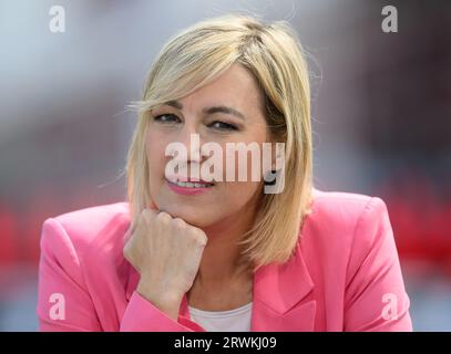 London, Großbritannien. August 2023 - West Ham United gegen Chelsea - Premier League - London Stadium. Sky Sports-Moderatorin Kelly Cates während des Spiels der Premier League im London Stadium, London. Picture Credit: Mark Pain/Alamy Live News Stockfoto