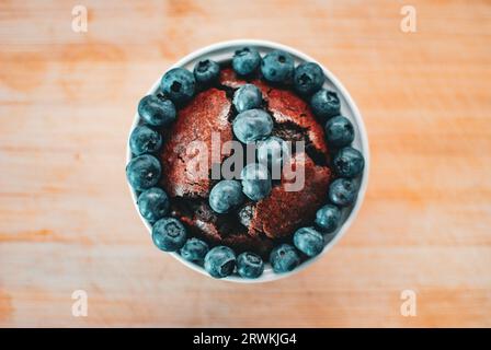 Heidelbeeren auf Schokoladenkuchen, Heidelbeeren auf Schokoladenmuffin Stockfoto