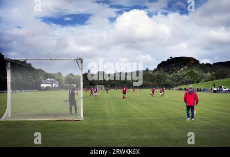 Action aus der ersten Hälfte: Oban Camanachd (in Rot und Schwarz) spielt Kingussie in einem glanzvollen Spiel der Premiership im Mossfield Park in Oban. Die Heimmannschaft wurde 1889 gegründet und war schon immer einer der führenden Vereine in diesem Sport, der fast ausschließlich in Schottland spielte. Die Besucher gewannen diese Begegnung in der obersten Liga mit 2 Toren zu 1, beobachtet von einer Menge von rund 100 Zuschauern. Stockfoto