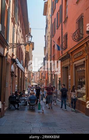 Via Pescherie Vecchie mit seinen belebten Restaurants an der Piazza Maggiore in Bologna in der Region Emilia-Romagna in Norditalien. Stockfoto