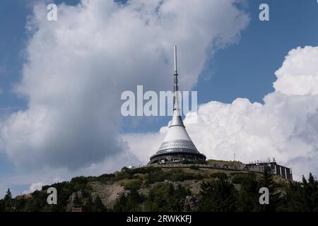 Jested, Region Liberec, Architekt Karel Hubacek, Architektur, Denkmäler, Fernsehsender, Touristenattraktion, Tschechische Republik, moderne Architektur Stockfoto