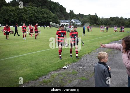 Heimspieler machen sich am Ende des Spiels auf den Weg vom Spielfeld, während Oban Camanachd Kingussie in einem glanzvollen Spiel der Premiership im Mossfield Park in Oban spielt. Die Heimmannschaft wurde 1889 gegründet und war schon immer einer der führenden Vereine in diesem Sport, der fast ausschließlich in Schottland spielte. Die Besucher gewannen diese Begegnung in der obersten Liga mit 2 Toren zu 1, beobachtet von einer Menge von rund 100 Zuschauern. Stockfoto