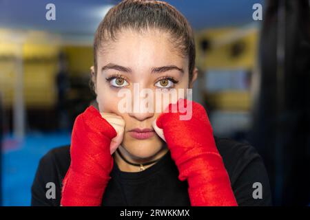 Nahaufnahme des weiblichen Boxerporträts in Schutzstellung in einem Boxring. Kampfsport-Training. Stockfoto