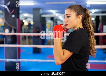 Boxerporträt in Schutzstellung in einem Boxring. Kampfsport-Training. Stockfoto