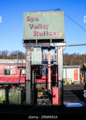 Schild der Spa Valley Railway auf einem Wasserturm an der Endstation von Tunbridge Wells der Heritage Railway Stockfoto