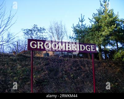 Bahnhofsschild Groombridge auf der Spa Valley Railway Heritage Railway in East Sussex Stockfoto