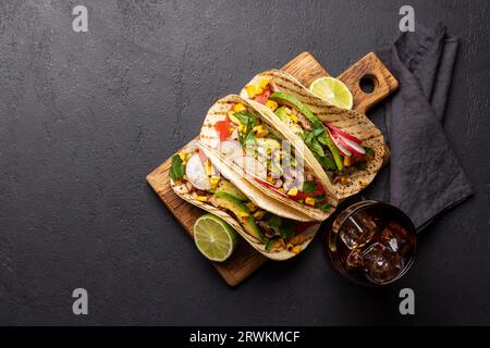 Mexikanische Küche mit Tacos mit Fleisch und gegrilltem Gemüse. Flache Überlagerung in Rot mit Kopierbereich Stockfoto