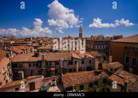 Blick von der Aussichtsplattform des Palazzo Contarini del Bovolo in Venedig auf das Dach. Der Belltower ist der Markusdom Canpanile. Stockfoto