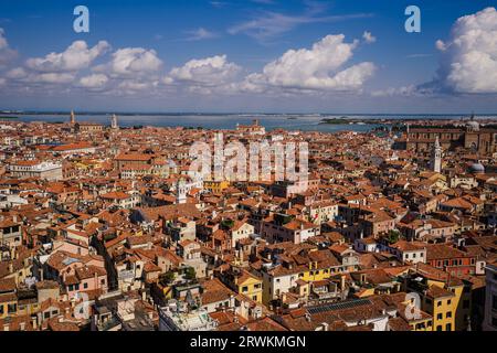 Blick von der Spitze des Campanile auf den Markusplatz. Vom Glockenturm aus haben Sie einen unglaublichen Blick auf das Getümmel von Straßen, Häusern und Kirchen Stockfoto