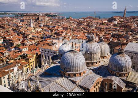 Der Blick auf die Kuppeln des Markusdoms von der Spitze des Campanile (Belltower). Hinter der Kathedrale befindet sich das Getümmel alter Straßen. Stockfoto