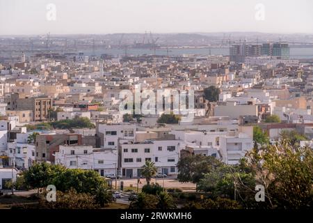 Der Blick auf die Stadt Tunis in Tunesien und den See Tunis vom historischen Byrsa Hill. Stockfoto
