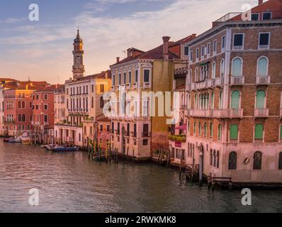 Blick auf den Canal Grande von der Rialto-Brücke am frühen Morgen, Venedig, Italien Stockfoto