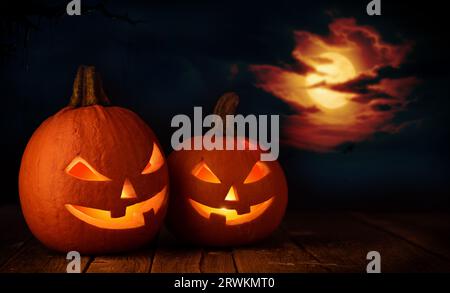 Halloween-Kürbisse und der Mond im Hintergrund mit Kopierraum Stockfoto