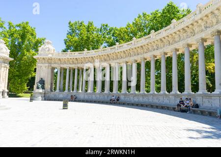 Retiro enthüllte: Madrids historisches Grün und Wasserlandschaft Stockfoto