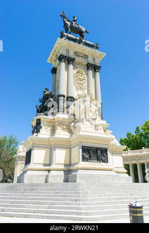 Retiro enthüllte: Madrids historisches Grün und Wasserlandschaft Stockfoto