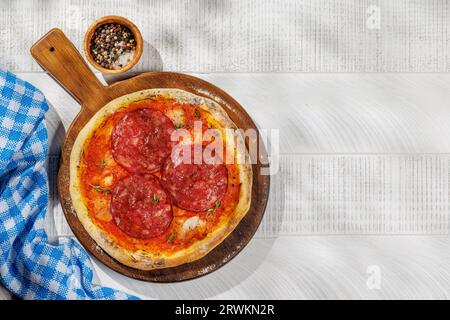 Hausgemachte Peperoni-Pizza, garniert mit frischen Tomatenpasta und Mozzarella-Käse. Flach liegend mit Kopierbereich Stockfoto