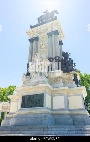 Retiro enthüllte: Madrids historisches Grün und Wasserlandschaft Stockfoto