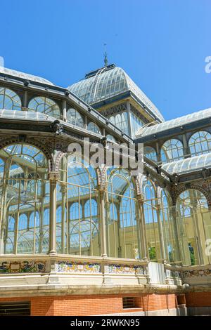 Sonnenlicht durch Glas, Natur umarmen. Bestaunen Sie Madrids glitzernde Ikone inmitten von ruhigem Grün Stockfoto