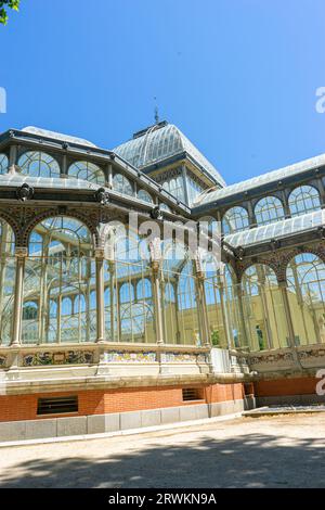 Sonnenlicht durch Glas, Natur umarmen. Bestaunen Sie Madrids glitzernde Ikone inmitten von ruhigem Grün Stockfoto